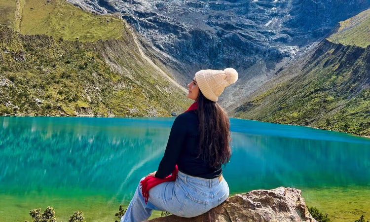 Turquoise waters of Humantay Lagoon